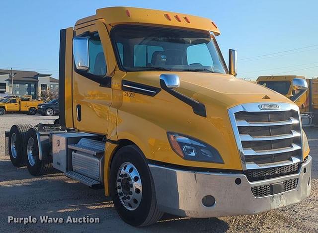 Image of Freightliner Cascadia 126 equipment image 2