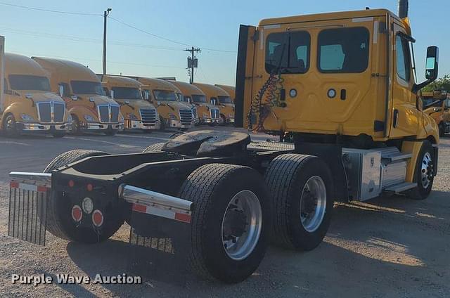 Image of Freightliner Cascadia 126 equipment image 4