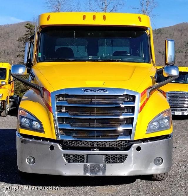 Image of Freightliner Cascadia 126 equipment image 1