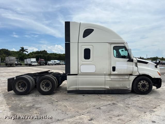 Image of Freightliner Cascadia 126 equipment image 3