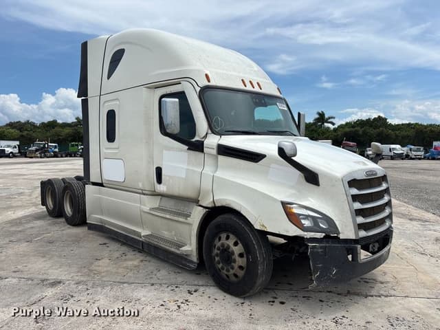Image of Freightliner Cascadia 126 equipment image 2