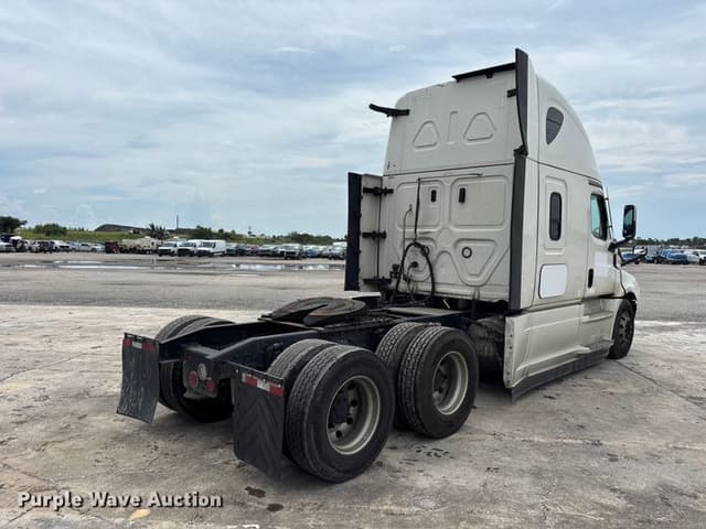 Image of Freightliner Cascadia 126 equipment image 4