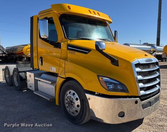 Image of Freightliner Cascadia 126 equipment image 2