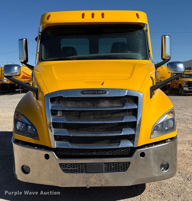 Image of Freightliner Cascadia 126 equipment image 1