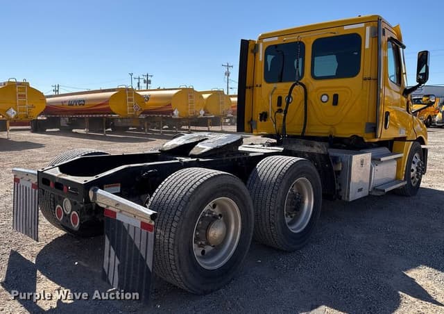Image of Freightliner Cascadia 126 equipment image 4