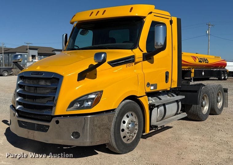 2021 Freightliner Cascadia 126 Equipment Image0