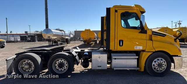 Image of Freightliner Cascadia 126 equipment image 3