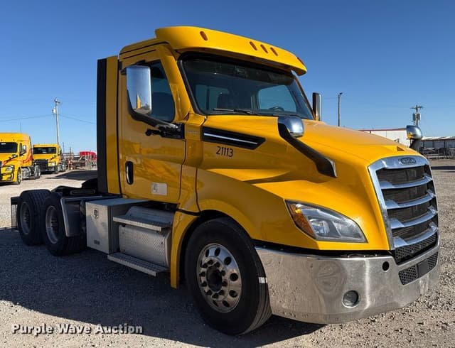 Image of Freightliner Cascadia 126 equipment image 2