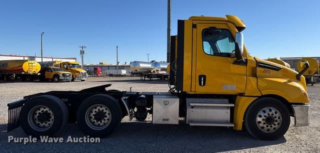 Image of Freightliner Cascadia 126 equipment image 3