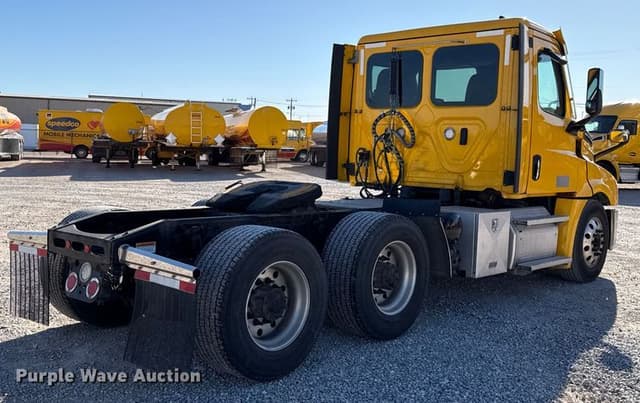 Image of Freightliner Cascadia 126 equipment image 4