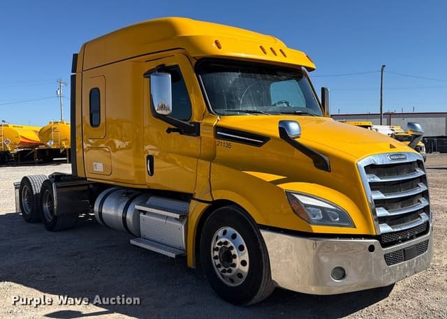 Image of Freightliner Cascadia 126 equipment image 2