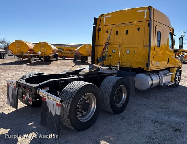 Image of Freightliner Cascadia 126 equipment image 4