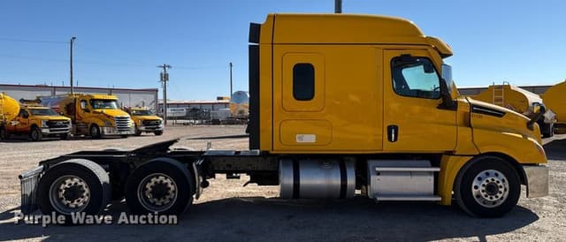 Image of Freightliner Cascadia 126 equipment image 3