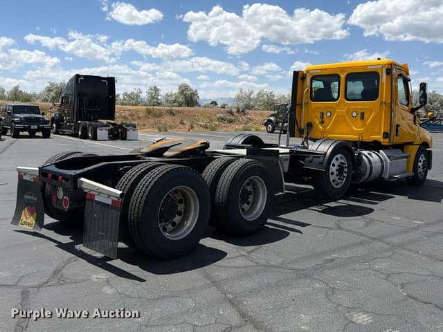 Image of Freightliner Cascadia 126 equipment image 4