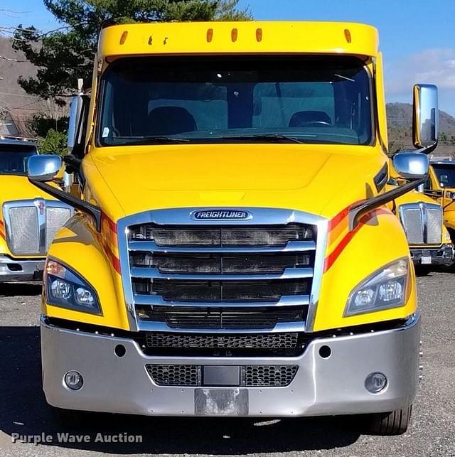 Image of Freightliner Cascadia 126 equipment image 1