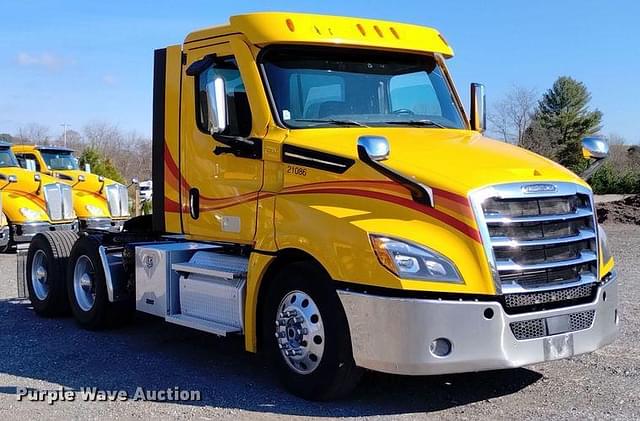 Image of Freightliner Cascadia 126 equipment image 2