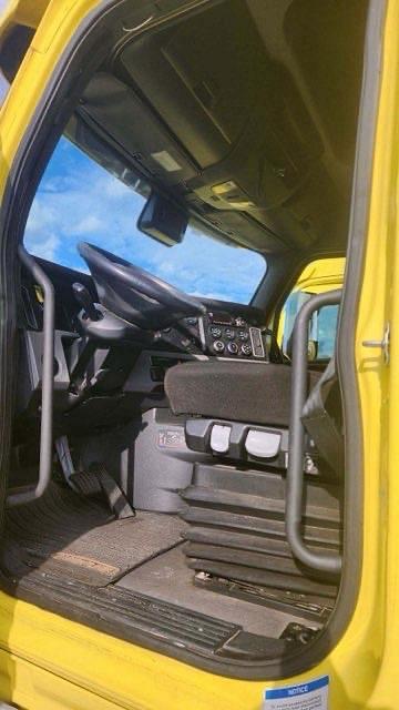 Image of Freightliner Cascadia 126 equipment image 3