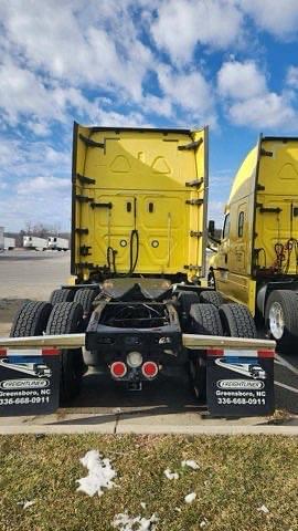 Image of Freightliner Cascadia 126 equipment image 2