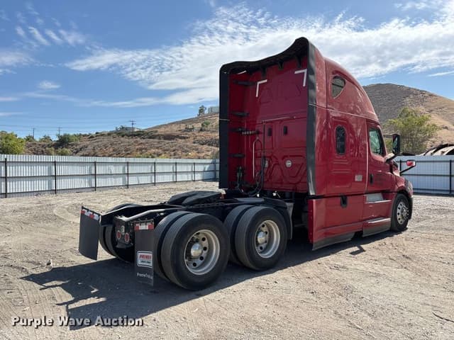 Image of Freightliner Cascadia equipment image 4