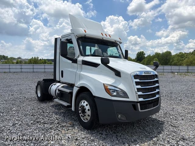 Image of Freightliner Cascadia equipment image 2