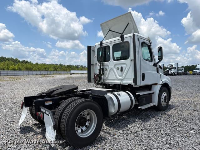 Image of Freightliner Cascadia equipment image 4