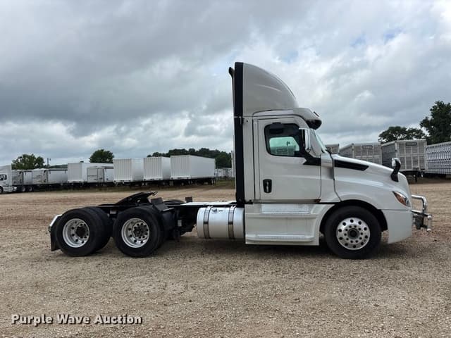 Image of Freightliner Cascadia equipment image 3