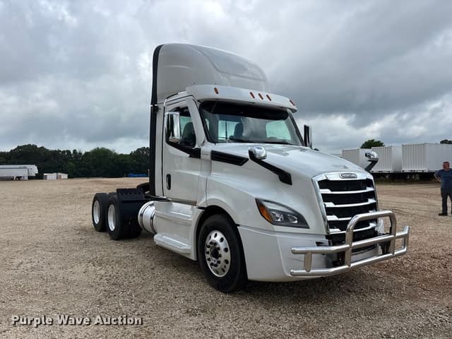 Image of Freightliner Cascadia equipment image 2