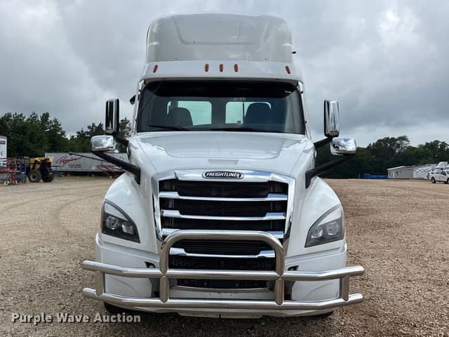 Image of Freightliner Cascadia equipment image 1