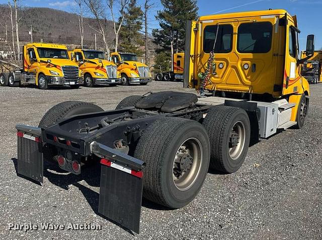 Image of Freightliner Cascadia equipment image 4