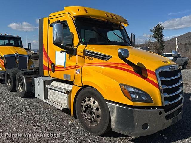 Image of Freightliner Cascadia equipment image 2