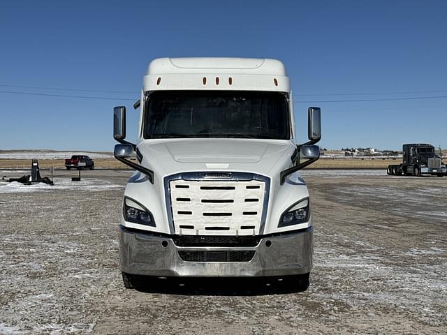 Image of Freightliner Cascadia equipment image 2