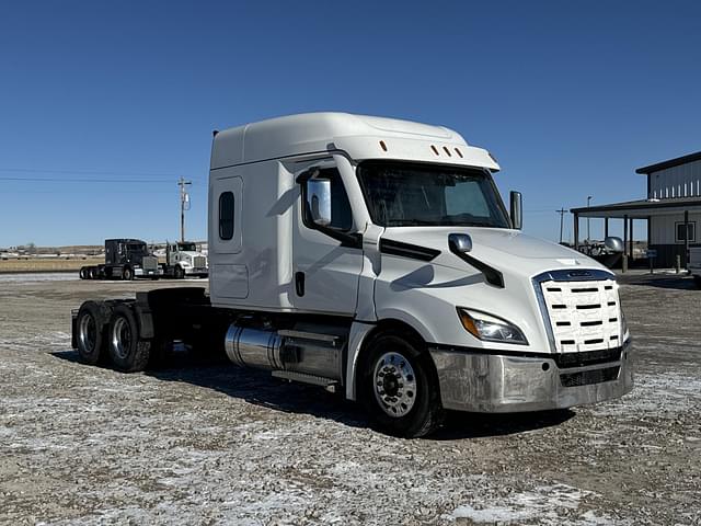 Image of Freightliner Cascadia equipment image 1