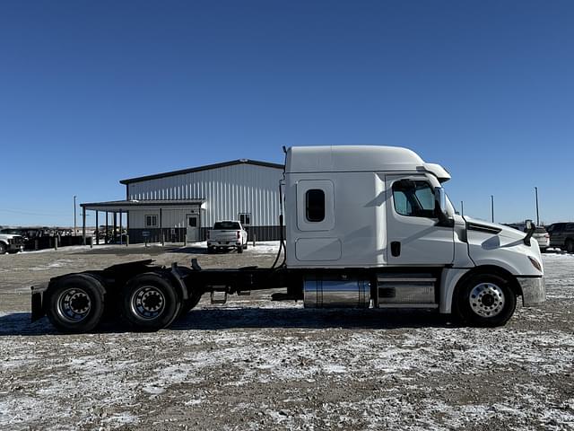 Image of Freightliner Cascadia equipment image 3