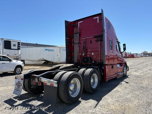 Image of Freightliner Cascadia equipment image 4