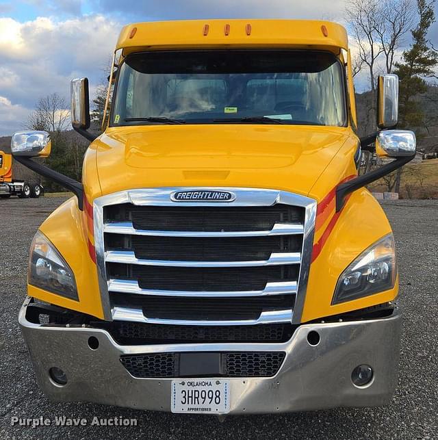 Image of Freightliner Cascadia equipment image 1