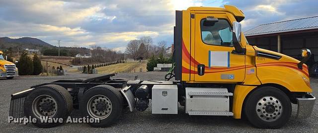 Image of Freightliner Cascadia equipment image 3