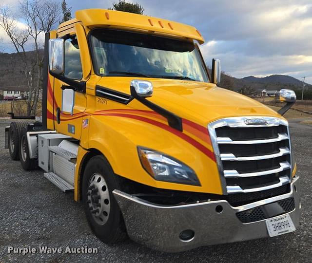 Image of Freightliner Cascadia equipment image 2