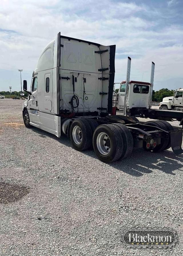 Image of Freightliner Cascadia equipment image 2