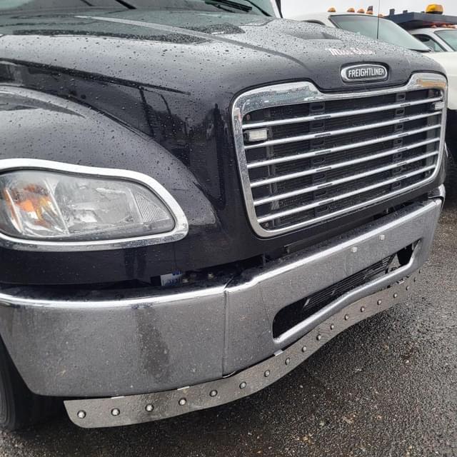 Image of Freightliner M2 equipment image 3