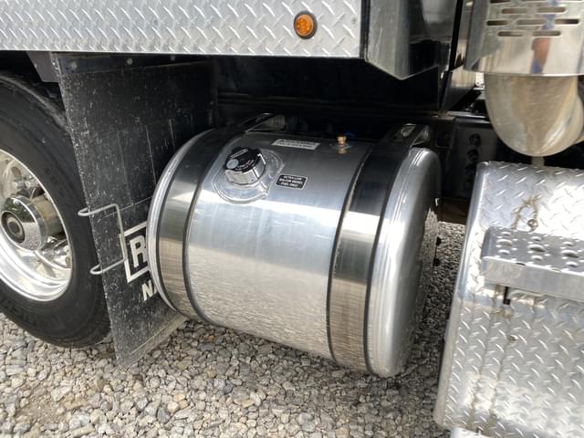 Image of Freightliner SD122 equipment image 4