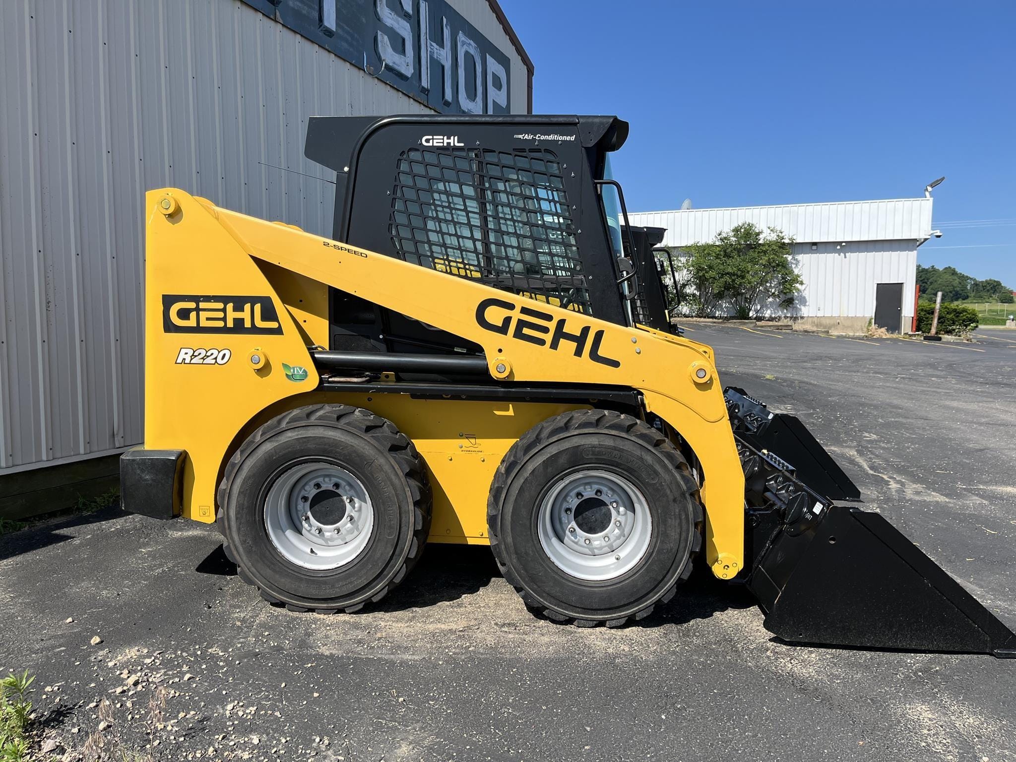 2021 Gehl R220 Equipment Image0