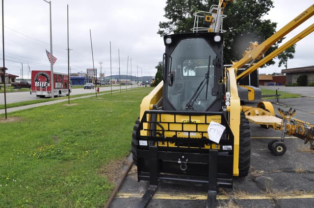 Image of Gehl R220 equipment image 3