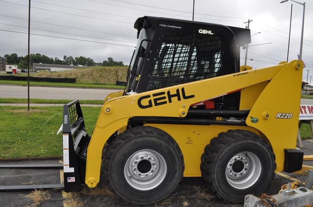 Image of Gehl R220 equipment image 4