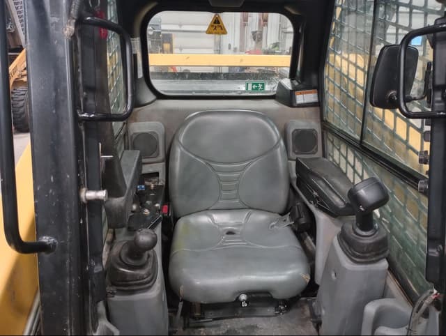 Image of Gehl V330 equipment image 4