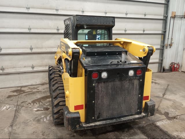 Image of Gehl V330 equipment image 1