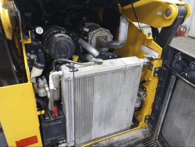 Image of Gehl V330 equipment image 3