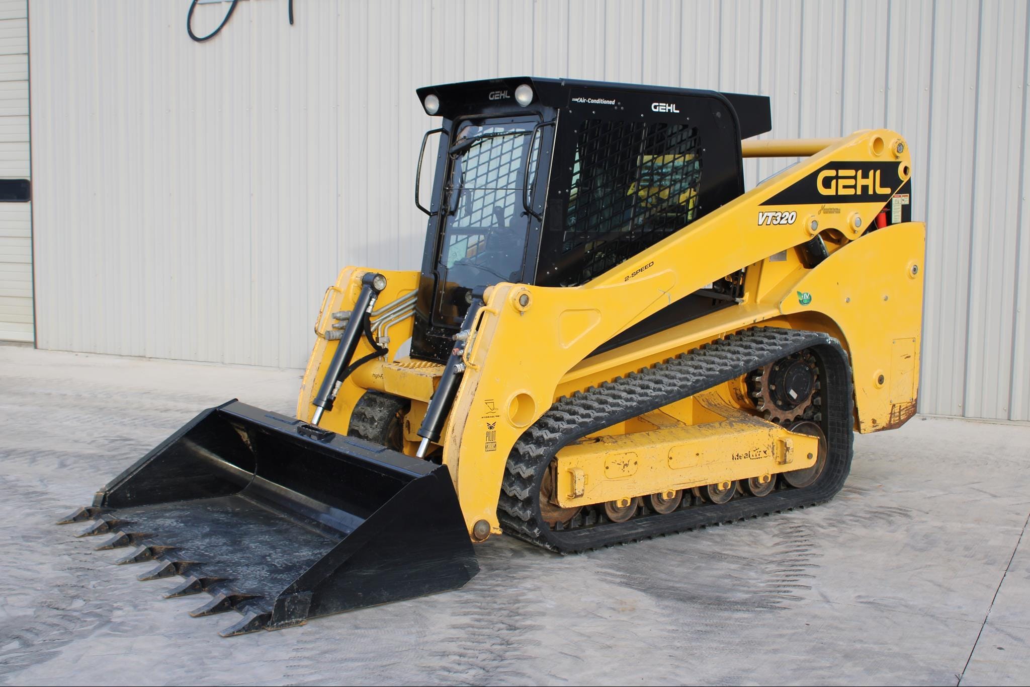 2021 Gehl VT320 Equipment Image0