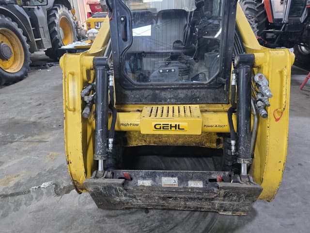 Image of Gehl VT320 equipment image 3