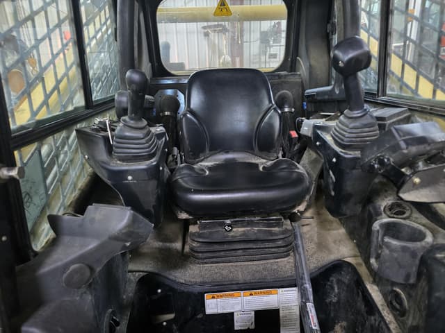 Image of Gehl VT320 equipment image 4