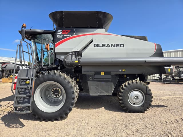 Image of Gleaner S97 equipment image 1